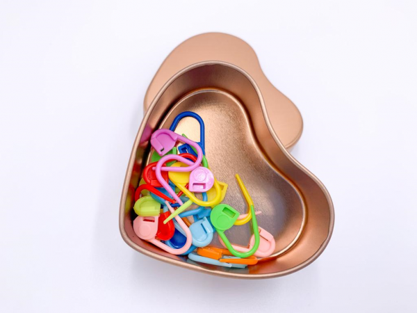 Scatolina di latta a cuore con marcapunti colorati