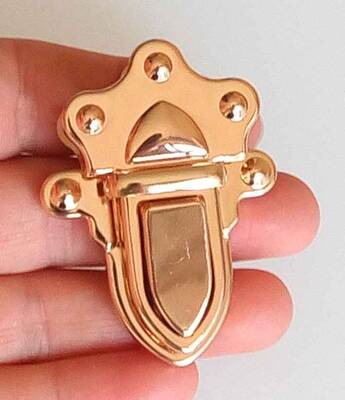 Chiusura a pulsante con coroncina oro
